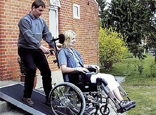 podjazd dla niepełnosprawnych